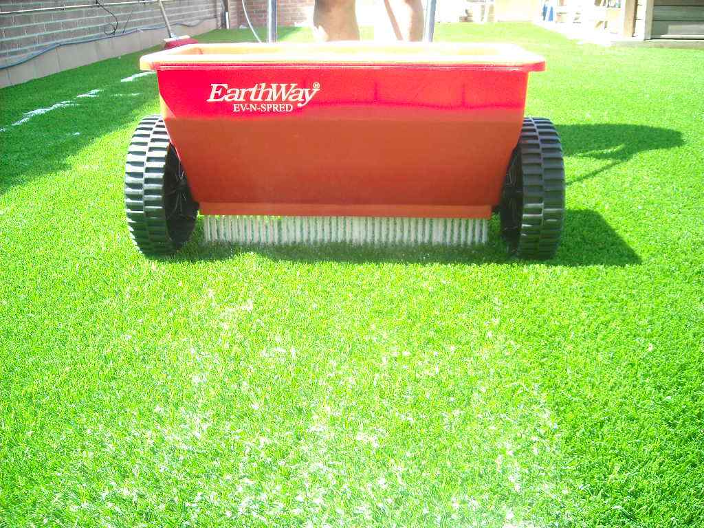 ballasting of artificial turf with silica sand